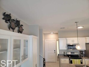 Condo, várias camas, sacada, vista para o oceano | Cozinha privada | Geladeira, micro-ondas, fogão, cooktop