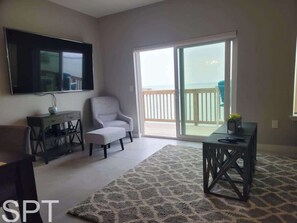 Condo, várias camas, sacada, vista para o oceano | Área de estar | TV