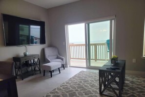 Apartment, Mehrere Betten, Balkon, Meerblick | Wohnbereich | Fernseher