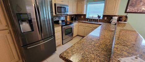 Condo, varias camas, patio, vista a la alberca | Cocina privada | Refrigerador, microondas, horno y parrilla de estufa