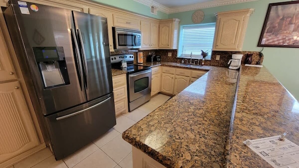 Condo, varias camas, patio, vista a la alberca | Cocina privada | Refrigerador, microondas, horno y parrilla de estufa