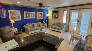 Condo, varias camas, patio, vista a la alberca | Área de sala de estar | Televisión