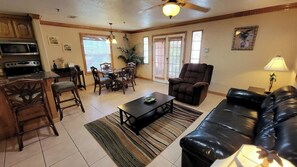 Huoneisto, useita sänkyjä, patio, näköala uima-altaalle | Oleskelualue | Televisio