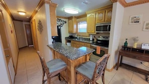Appart'hôtel, plusieurs lits, patio, vue piscine | Cuisine privée
