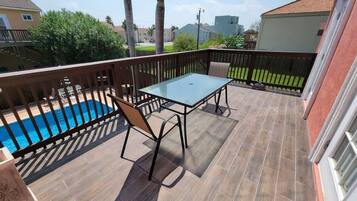 Appart'hÎtel, plusieurs lits, patio, vue piscine | Restauration extérieure