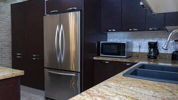 Townhome, Multiple Beds, Pool Access, Partial Ocean View | Private kitchen | Fridge, microwave, oven, stovetop