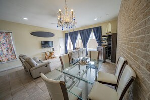 Nhà liên kế, nhiều giường, có thể sử dụng hồ bơi, quang cảnh một góc biển | Bếp riêng | Tủ lạnh, lò vi sóng, lò nướng, bếp nấu 