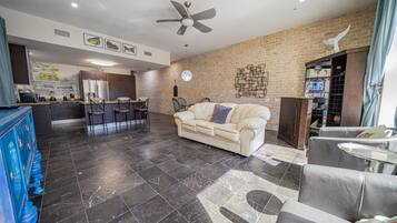 Kondominium, Beberapa Tempat Tidur, kolam renang pribadi, pemandangan kolam renang | Ruang keluarga | TV