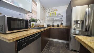 Kondominium, Beberapa Tempat Tidur, kolam renang pribadi, pemandangan kolam renang | Dapur pribadi | Lemari es, microwave, oven, dan kompor