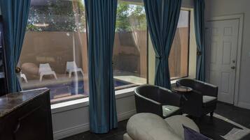 Kondominium, Beberapa Tempat Tidur, kolam renang pribadi, pemandangan kolam renang | Ruang keluarga | TV