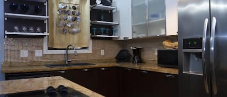 ハウス ベッド (複数台) キッチン | 専用キッチン | 冷蔵庫、電子レンジ、オーブン、コンロ