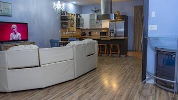 Rumah, Beberapa Tempat Tidur, dapur | Dapur pribadi | Lemari es, microwave, oven, dan kompor