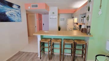 Appartement, meerdere bedden, patio, gedeeltelijk uitzicht op oceaan | Privékeuken | Een koelkast, een magnetron, een oven, een kookplaat