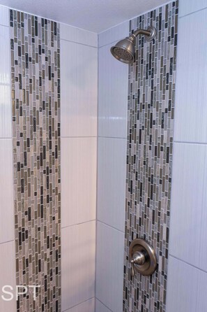 Condo, varias camas, cocina, vista a la alberca | Baño | Toallas 