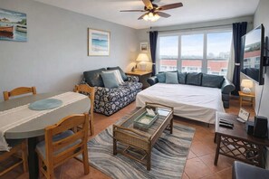 Condo, várias camas, sacada, vista parcial para o mar | 1 quarto, Wi-Fi de cortesia