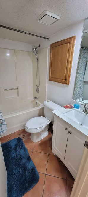 公寓客房, 多張床, 陽台, 部分海景 | 浴室 | 毛巾