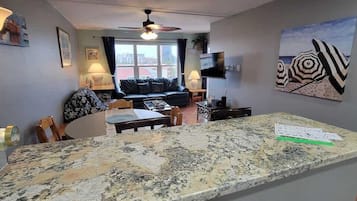 Condo, nhiều giường, ban công, quang cảnh một góc biển | Khu phòng khách | TV