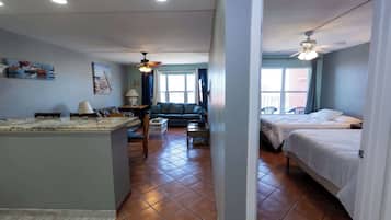 Apartamento, varias camas, balcón, vistas parciales al mar | Interior