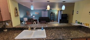 콘도, 침대(여러 개), 파티오, 수영장 전망 | 내부