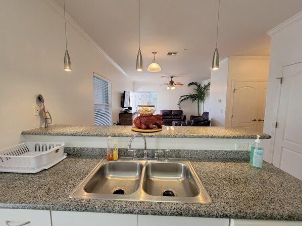 冷蔵庫、電子レンジ、オーブン、コンロ