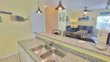 Kondominium, Beberapa Tempat Tidur, dapur, pemandangan kolam renang | Interior