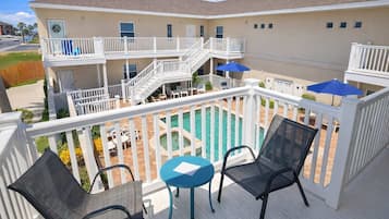 Kondominium, Beberapa Tempat Tidur, dapur, pemandangan kolam renang | Tempat makan outdoor