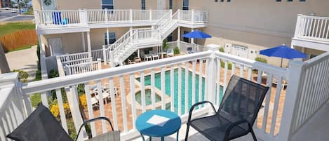 Apartment, Mehrere Betten, Küche, Poolblick | Speisen im Freien