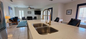 Jääkaappi, mikroaaltouuni, uuni, liesi