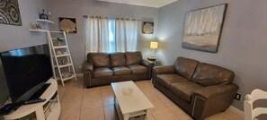 Apartment, Multiple Beds, Patio, Garden View | Living area