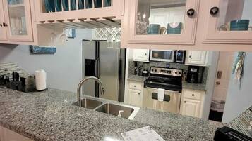 Apartment, Multiple Beds, Patio, Garden View | Private kitchen | Fridge, microwave, oven, stovetop