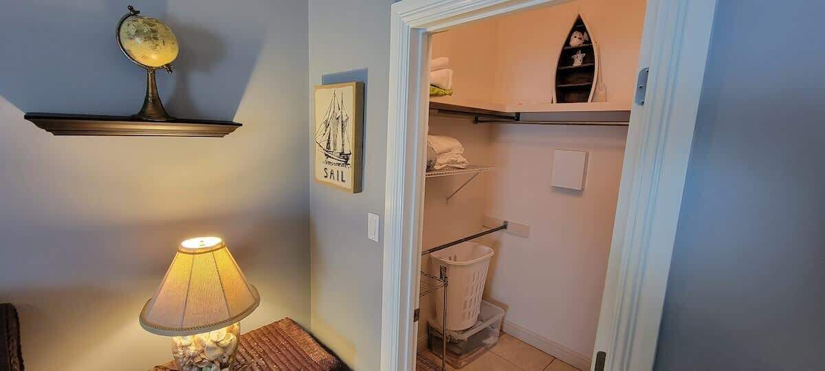 En gang med en lampe, en globus og et billede i ramme på væggen.