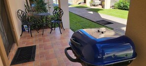 Apartment, Mehrere Betten, Terrasse, Gartenblick | Speisen im Freien