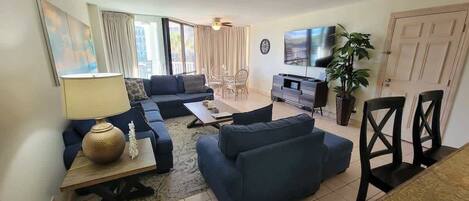 公寓, 多張床, 陽台, 泳池景觀 | 起居區 | 電視