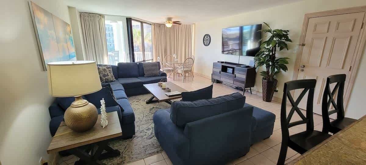 Lejlighed - flere senge - balkon - udsigt til pool | Opholdsområde | Tv