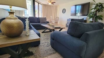 Apartamento, várias camas, sacada, vista para a piscina | Área de estar | TV