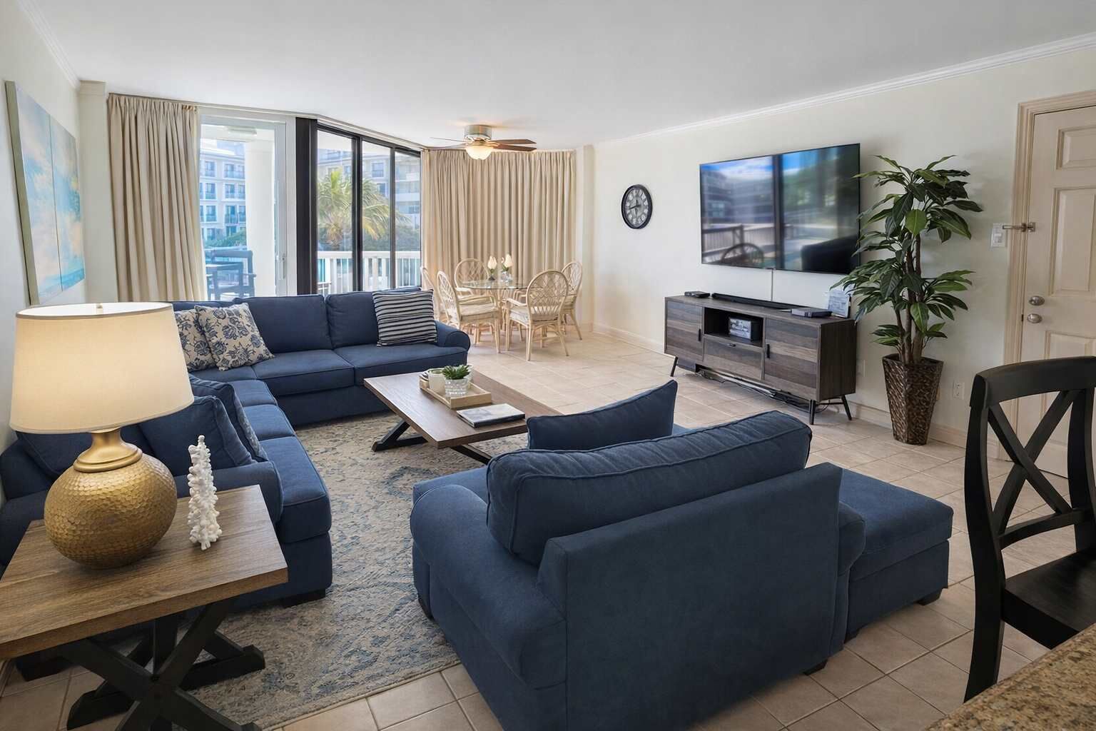 Apartamento, várias camas, sacada, vista para a piscina | Área de estar | TV