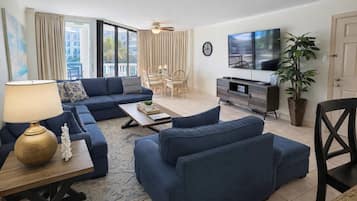 Apartamento, várias camas, sacada, vista para a piscina | Área de estar | TV