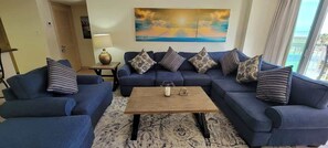 Apartamento, várias camas, sacada, vista para a piscina | Área de estar | TV