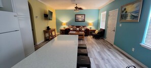 公寓客��房, 多張床, 陽台, 泳池景觀 | 2 間臥室、免費無線上網