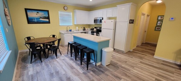 公寓客房, 多張床, 陽台, 泳池景觀 | 私人廚房 | 電冰箱、微波爐、烤箱、爐台