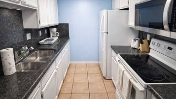 Rumah, Beberapa Tempat Tidur, akses ke kolam renang, pemandangan kolam renang | Dapur pribadi | Lemari es, microwave, oven, dan kompor