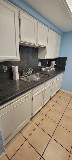 Casa, várias camas, acesso à piscina, vista para a piscina | Cozinha privada | Geladeira, micro-ondas, fogão, cooktop