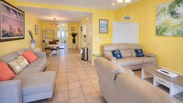 Rumah, Beberapa Tempat Tidur, akses ke kolam renang, pemandangan kolam renang | Area keluarga | TV