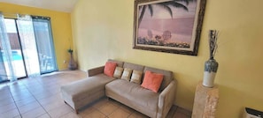Casa, várias camas, acesso à piscina, vista para a piscina | Área de estar | TV