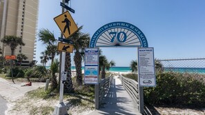 Schild am Eingang zum Strand mit Regeln und Sicherheitshinweisen.
