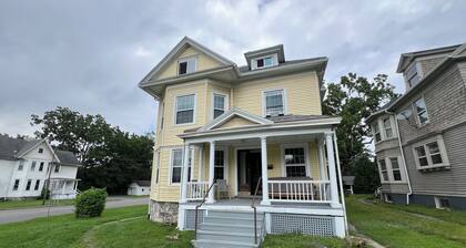 Entire Home: Central & Spacious 8BD 2.5 BA in DT Geneva