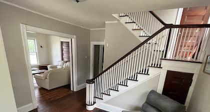 Entire Home: Central & Spacious Space in DT Geneva