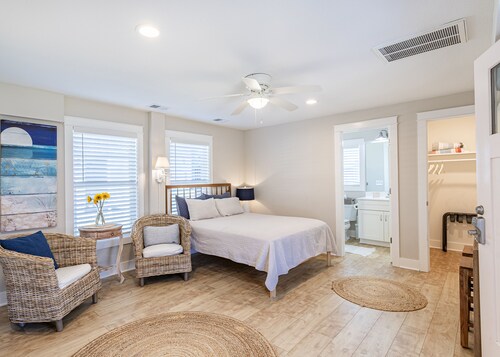 New, great for couples. Pets friendly, fenced backyard, close to beach and bay. 