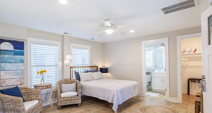 New, great for couples. Pets friendly, fenced backyard, close to beach and bay.