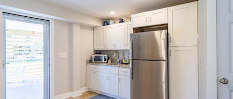 Refrigerador, microondas, cafetera y tetera y tostadora
